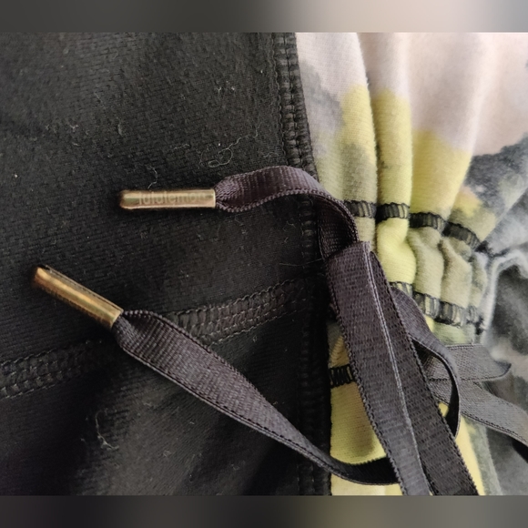 Lululemon classic crop, size 6 - Picture 2 of 5